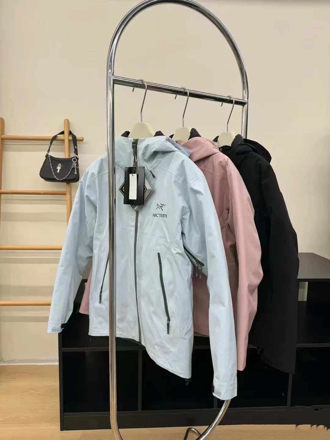 ： Pink Pink Size S～XXL Black Size S～3XL Size：S M L XL XXL 3XL ！ ！ logo ！ BETA LT Series！ARC‘TERYX BETA LT GORE-TEX Jacket-Men's 26844 （Yb 3D ， Tri-Durance ， ） Factory 📃 #26844 ， YKK ， ， ， 。 Beta LT ， 。 bluesign@ N 3LGORE-TEX ， Wear-Resistant， 、 Breathable， 。 Storm Hood ， Water Tight ， ， ， 。 ，VISLON ， Velcro ， Zip-in， ARC TERYX BETA： 。 LT ： ， Wear-Resistant。 GORE-TEX： 、 、Breathable 。 BRTA LT Arc’teryx ， ， ， 。